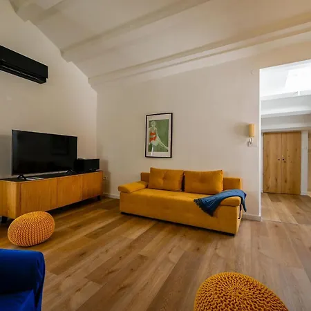Radiant And Trendy Downtown Daire Rovinj